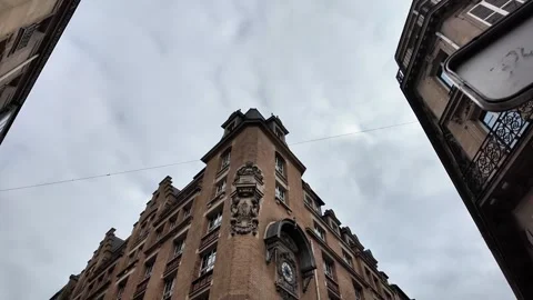 Low angle point of view shot looking up at classic Parisian apartment buildings Vídeos de archivo 332656641
