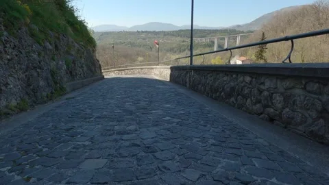 Low-Angle POV Driving on Cobblestone Road Towards Cerro al Volturno, Italy Vídeos de archivo 332429342