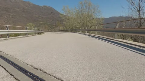 Low-Angle POV Driving Towards Cerro al Volturno Village, Molise, Italy Vídeos de archivo 332429260