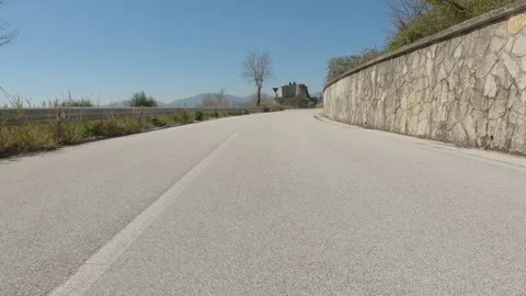 Low-Angle POV Driving Towards Cerro al Volturno Village, Molise, Italy Vidéo 332429350