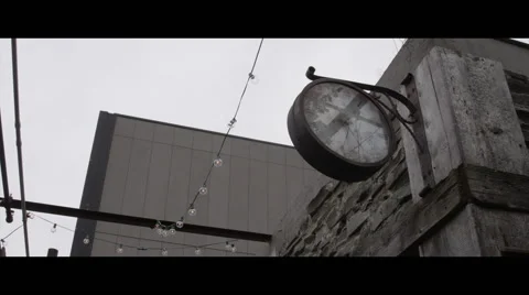 Low angle rustic clock Vidéo 57095065