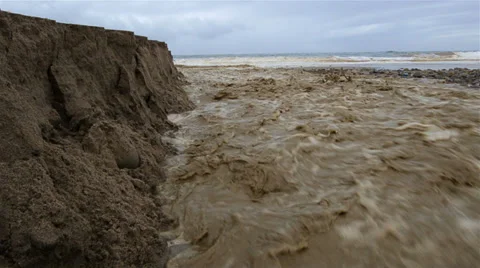 Low angle of Sanjon Creek washing beach sand into the ocean after heavy rain in 库存影片 34459171