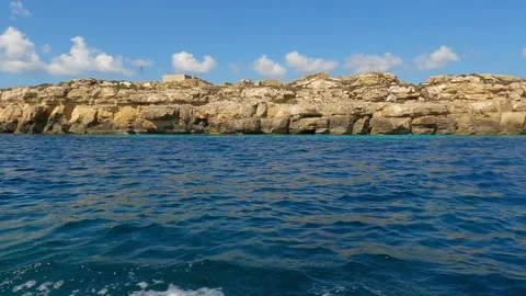 Low angle sea level view of Favignana island from boat Vídeo Stock 278942651