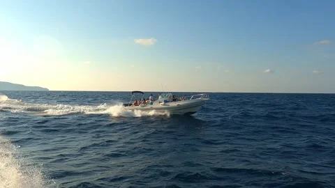 Low angle sea level view of dinghy boat navigating on sea Vídeos de archivo 278943618