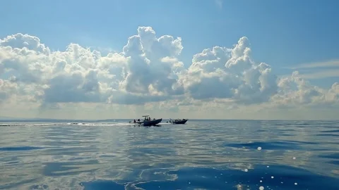 Low angle sea level view of motorboats racing Vídeo Stock 278947300