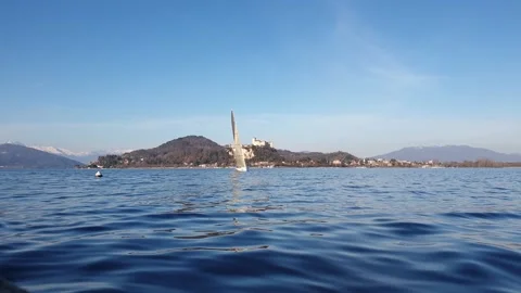 Low angle sea level view of small boat on Lake Maggiore Видео 278957372