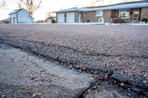 Low angle selective focus on asphalt overlay paving on top of a concrete base Foto stock