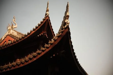 Low angle shot of an angular historic temple roof in Shaoxing, China Fotos Stock