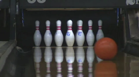 Low angle shot of bowling ball strike Vidéo 133692