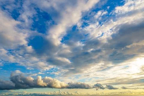 Low-angle shot of bright blue sky filled with dramatic fluffy clouds Foto stock