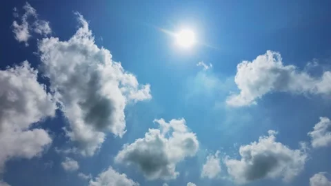 Low angle shot of bright midday sun shining through white clouds Vídeos de archivo 335859013