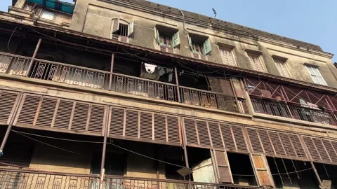 Low angle shot of British era old Kolkata architecture building during morning. Vídeos de archivo 299880878