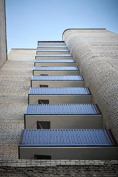 Low-angle shot of brutalist brick residential building featuring stacked conc 库存照片
