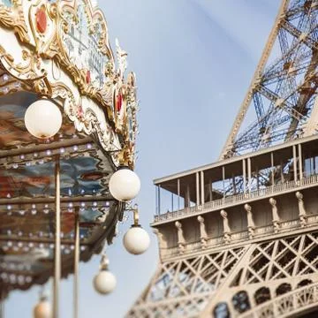 Low angle shot of a carousel in Paris, France, near the famous Eiffel Tower Stockfoto's