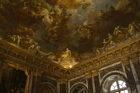 Low angle shot of ceiling painting in Hercules room of Royal Chateau Versailles, Stockfoto's