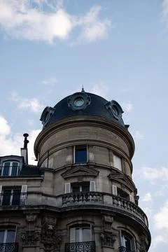 Low angle shot of a classical Haussmannian apartment building with under blue sk Fotos de archivo