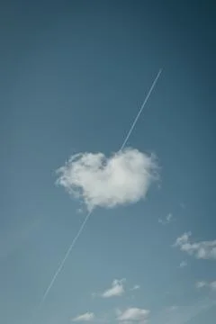 Low angle shot of a cloud with the shape of a cute heart Foto stock