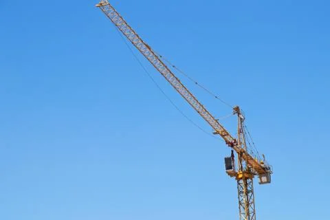 Low angle shot of a construction crane under the clear sky Foto stock