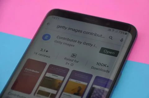 Low angle shot of Contributor by Getty Images app displaying on Play Store  Foto stock