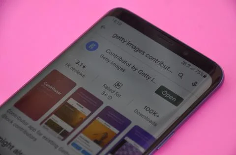 Low angle shot of Contributor by Getty Images app displaying on Play Store  Foto stock