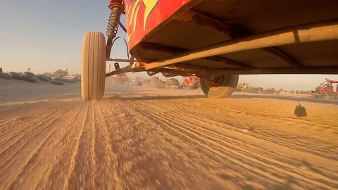 Low angle shot of Dune buggies driving across the desert Vídeo Stock 85057615