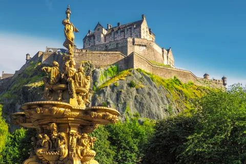 Low angle shot of Edinburgh Castle in beautiful golden hour light on a sunny day Stock-Fotos