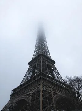 Low angle shot of the Eiffel Tower in Paris, France under the cloudy ski 스톡 사진