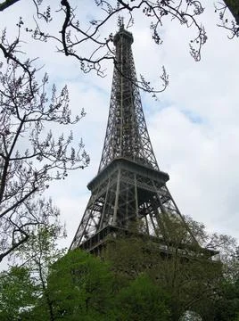 Low angle shot of Eiffel tower against a cloudy sky, Paris, France 스톡 사진