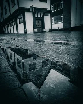 Low angle shot of the Eiffel Tower under a cloudy sky 스톡 사진