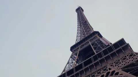 Low angle shot of the Eiffel tower under the blue clear sky Stockfoto's