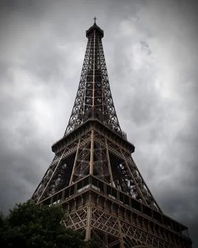Low angle shot of the Eiffel Tower against a cloudy sky in Paris, France Foto stock
