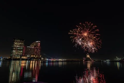 Low angle shot of exploding fireworks over the water in Dubai, United Arab Emira Stockfoto's