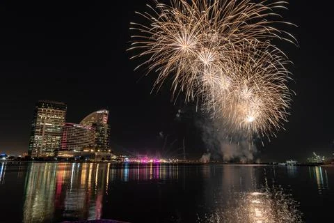 Low angle shot of exploding fireworks over the water in Dubai, United Arab Emira Foto stock