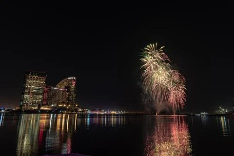 Low angle shot of exploding fireworks over the water in Dubai, United Arab Emira Foto stock