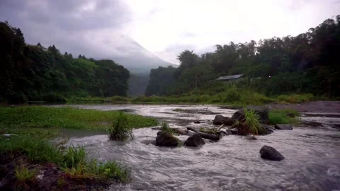 Low angle shot of floating water stream of lake in Asia with Merapi Vidéo 196109849