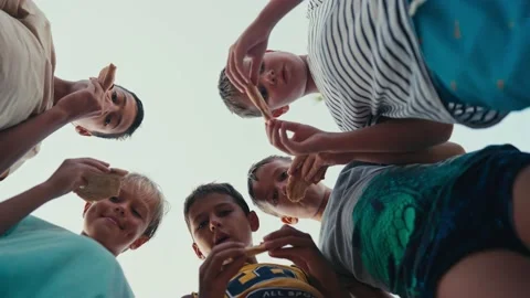 Low angle shot group of children friends picnic eat pizza sit on park grass Vídeos de archivo 203501803