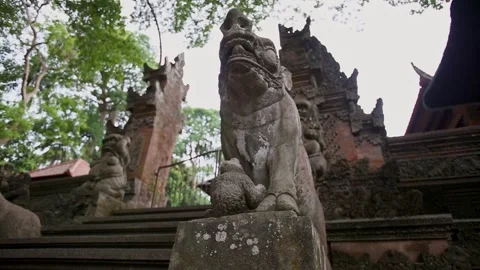 Low Angle Shot of Guardian Pig Statue at Balinese Temple Stairs Vídeos de archivo 345219847