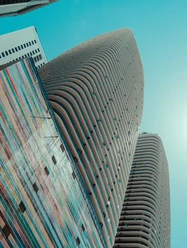 Low angle shot of a high and modern building against a blue sky Fotos de archivo