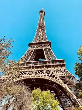 Low angle shot of the historic Eiffel Tower in Paris, France set against a vivid 스톡 사진