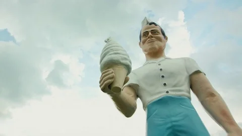 Low angle shot of Huge Ice-cream man statue in USA 스톡 동영상 79850634