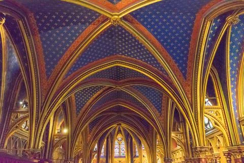 Low angle shot of the interior of the Saint-Chapelle cathedral in Paris, France 스톡 사진