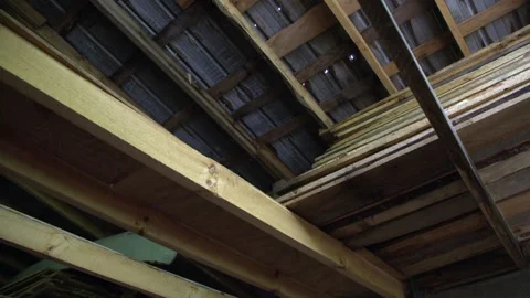 Low angle shot of lumbers stack in attic floor on beams, North Carolina, USA Vidéo 202911867