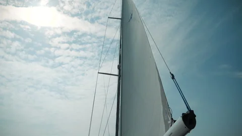 Low angle shot of main sail with sun and clouds in the background. 库存影片 137977576