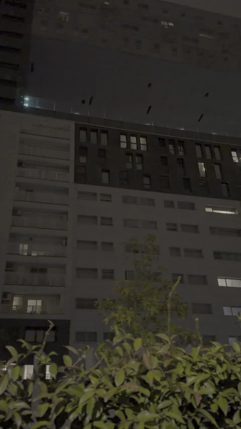Low angle shot of modern apartment building at night Vídeo Stock 320539531