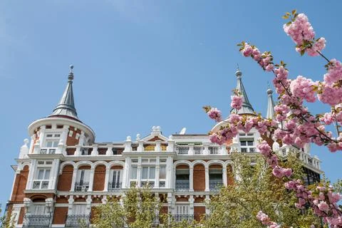 A low angle shot of an old building at the el Retiro park under a clear sky i Fotos de archivo