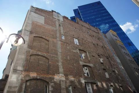 Low angle shot of an old stained wall building beside a modern building Fotos de archivo