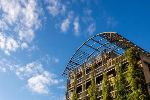 Low angle shot of a partially constructed building in Paris 스톡 사진