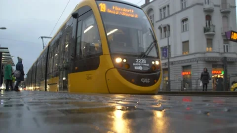 Low angle shot of passenger change in a tram, rainy, moody, gloomy dawn Vídeo Stock 201415059