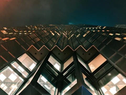 Low angle shot of a prodigious building in the night Ilustración de archivo