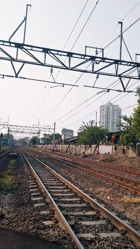 Low-angle shot of railway tracks under an overcast sky 库存影片 337470187